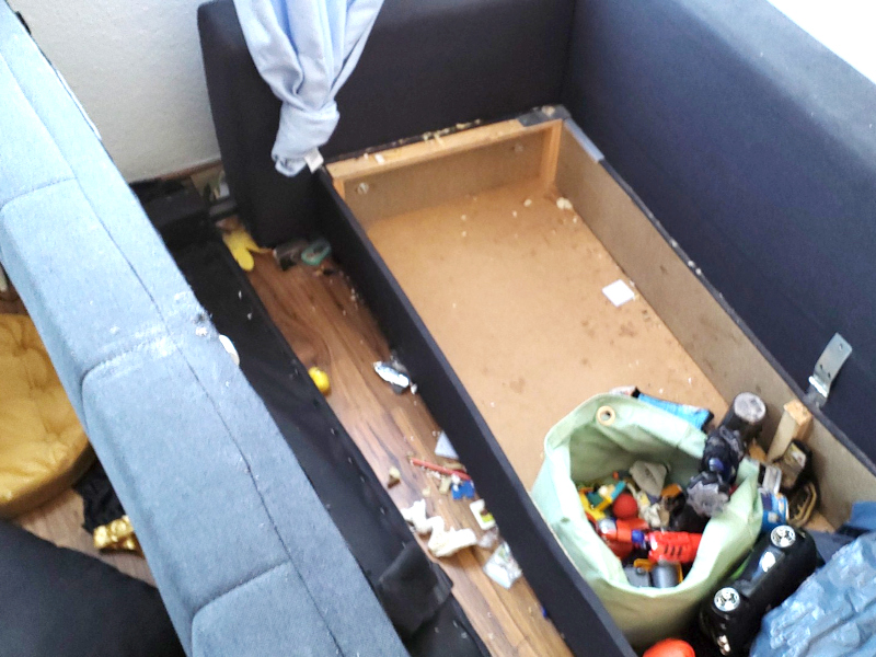 Entrümpelung vorher Kinderzimmer Sofa